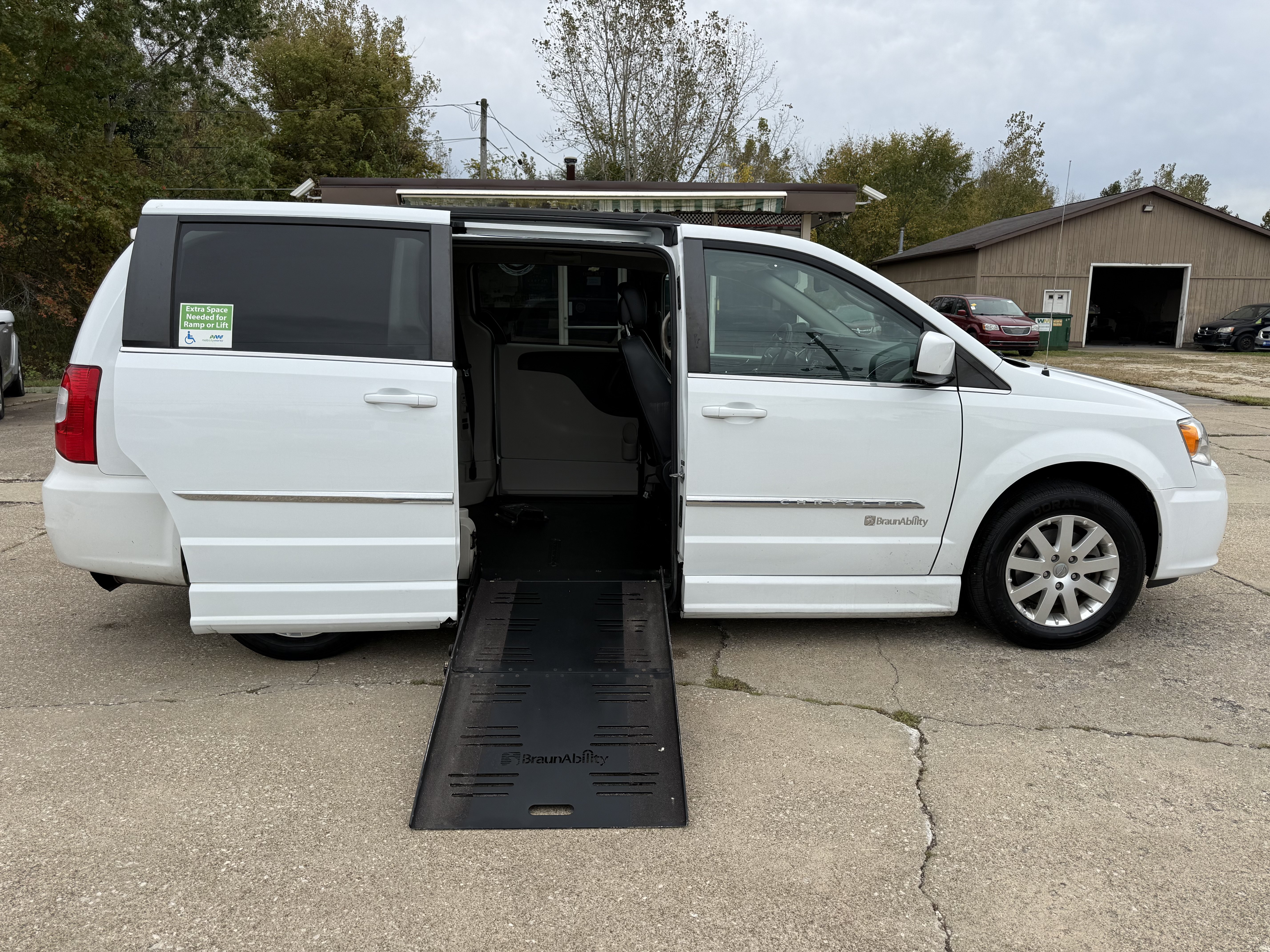 Used 2016 Chrysler Town & Country Touring FWD image 29