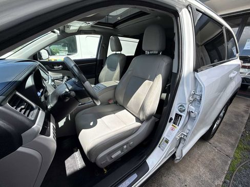 Used 2015 Toyota Highlander Limited FWD image 12