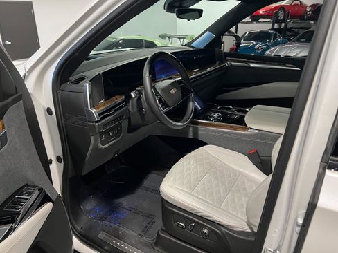 Used 2025 Cadillac Escalade ESV Sport Platinum AWD/4WD image 10