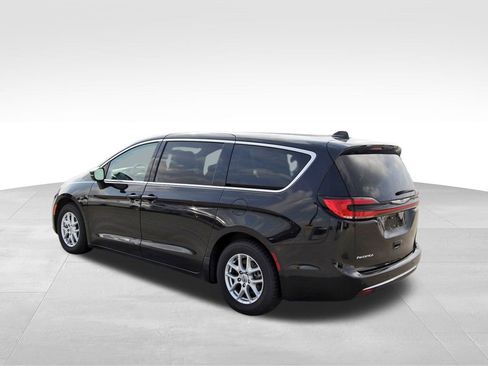 Used 2023 Chrysler Pacifica Touring-L image 3