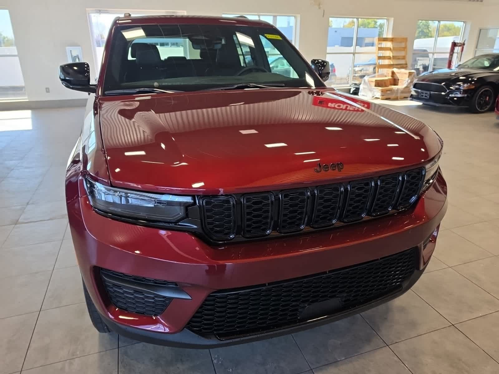Used 2025 Jeep Grand Cherokee Altitude AWD/4WD image 3