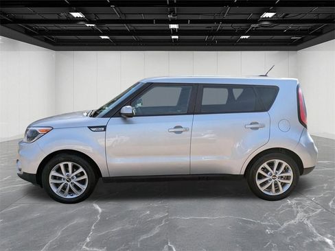 Used 2017 Kia Soul + image 2