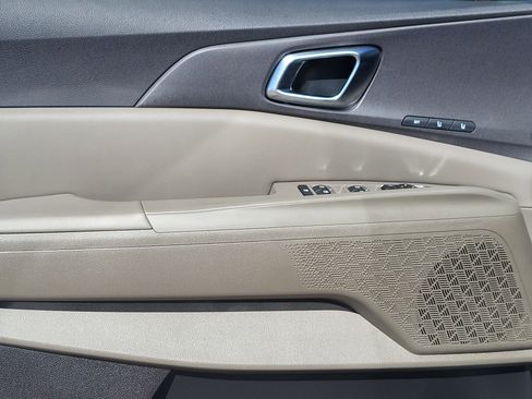 Used 2025 Kia Carnival EX image 6