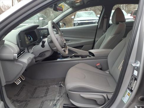 Used 2025 Hyundai Elantra Sport image 12