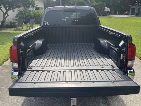 Used 2018 Toyota Tacoma SR5 AWD/4WD image 6