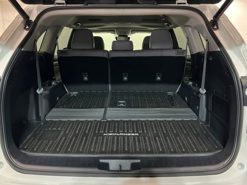 Used 2021 Toyota Highlander XLE AWD/4WD image 23