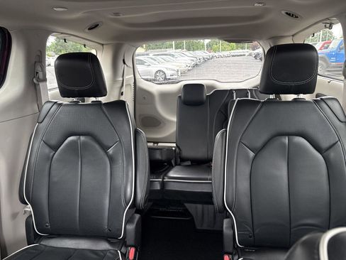 Used 2023 Chrysler Pacifica Limited FWD image 27