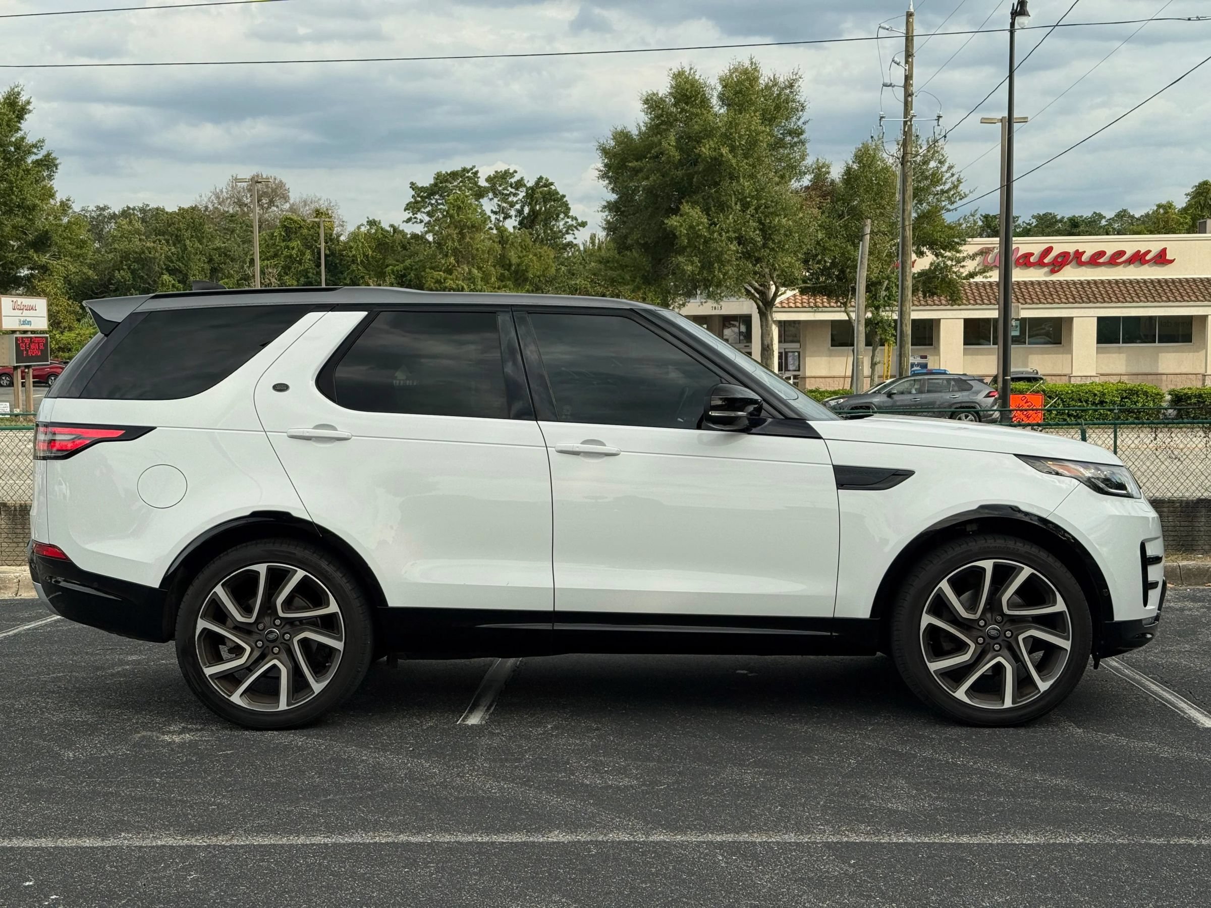 Used 2017 Land Rover Discovery HSE Luxury AWD/4WD image 4
