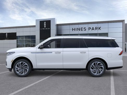 New 2026 Lincoln Navigator L Reserve AWD/4WD image 3