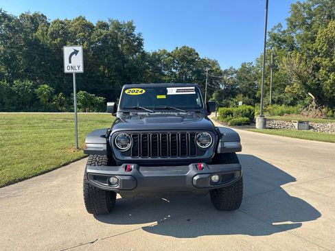 Used 2024 Jeep Wrangler Unlimited Rubicon AWD/4WD image 2