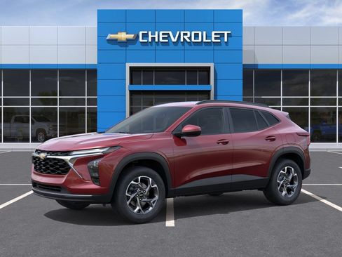 Used 2025 Chevrolet Trax LT FWD image 2