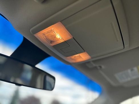 Used 2015 Ford Taurus SE image 18