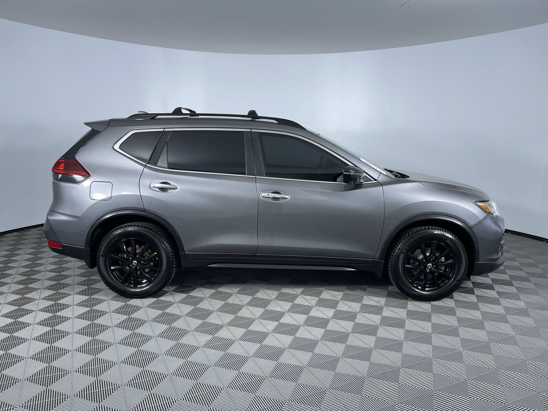 Used 2018 Nissan Rogue SV w/ Premium Package AWD/4WD image 10