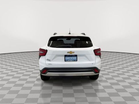 Certified 2025 Chevrolet Trax LT w/ LT Convenience Package FWD image 9