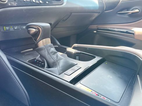 Used 2025 Lexus ES 300h Ultra Luxury FWD image 21