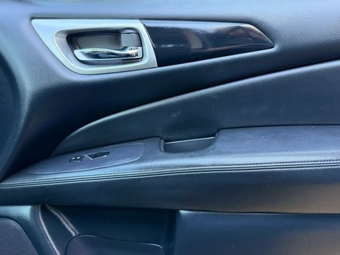 Used 2019 Nissan Pathfinder S image 17