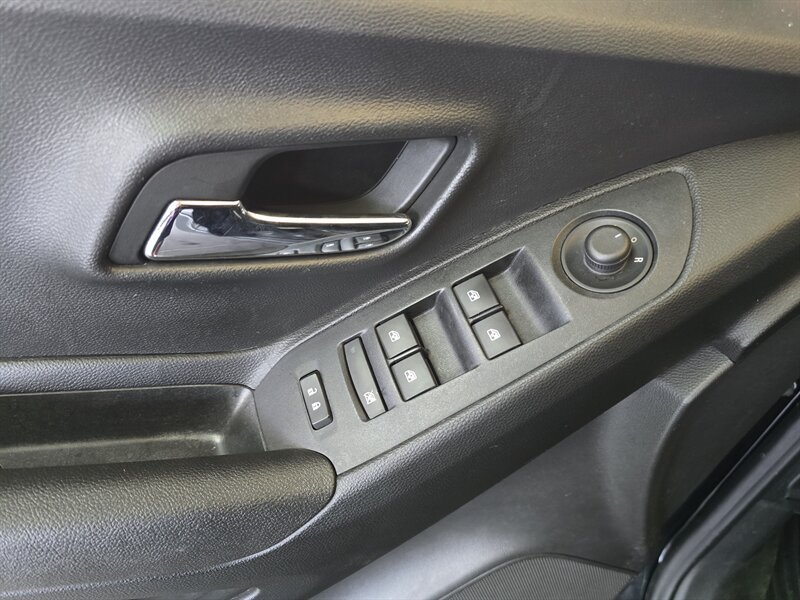 Used 2019 Chevrolet Trax LT w/ LT Convenience Package FWD image 18