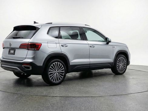 Used 2025 Volkswagen Taos SE image 9