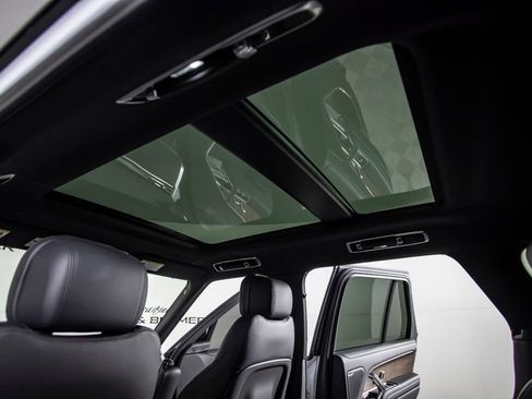 Used 2025 Land Rover Range Rover SE image 26