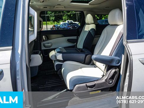 Used 2025 Kia Carnival SX w/ SX Dark Edition Package FWD image 20