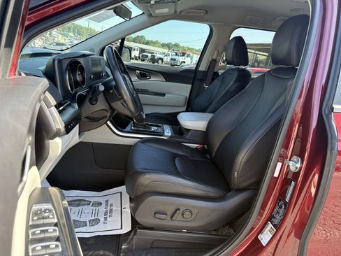 Used 2024 Kia Carnival LX FWD image 11