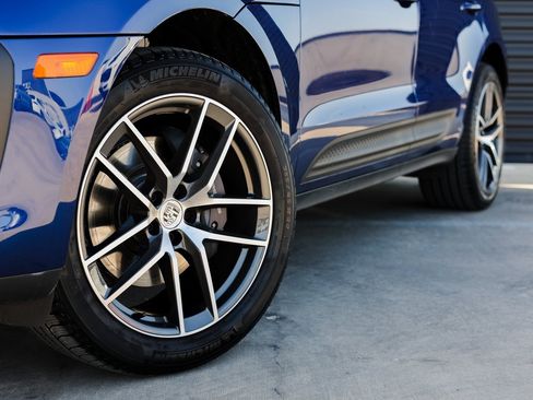 Certified 2025 Porsche Macan image 12