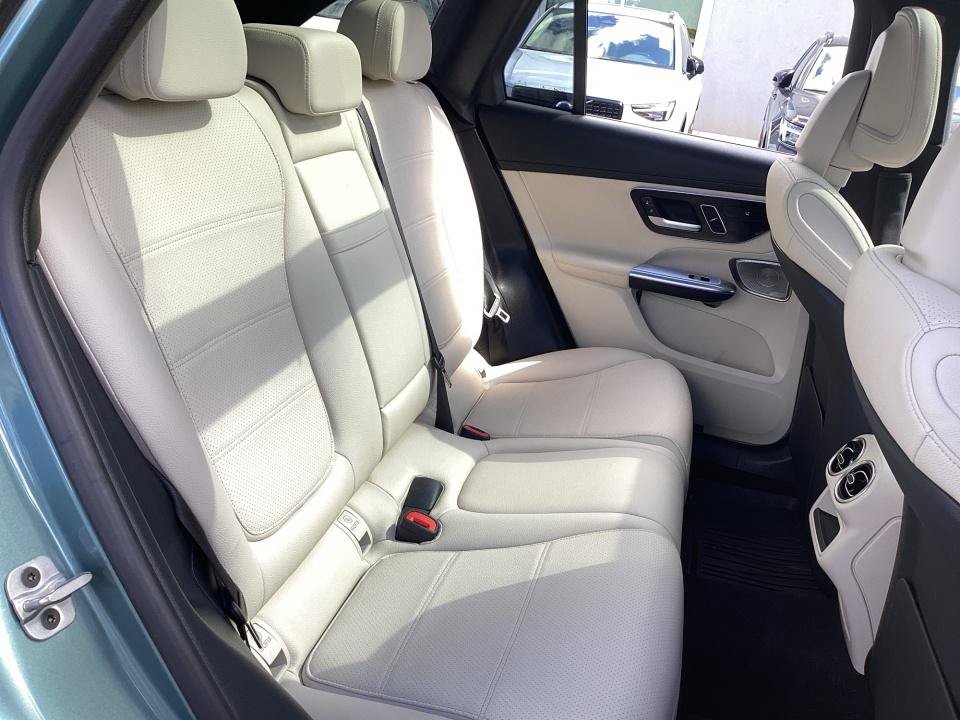 Used 2025 Mercedes-Benz GLC 300 4MATIC image 33
