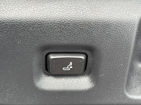 Used 2025 Toyota Tacoma SR5 AWD/4WD image 10