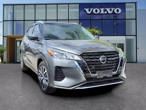 Used 2021 Nissan Kicks SV image 1