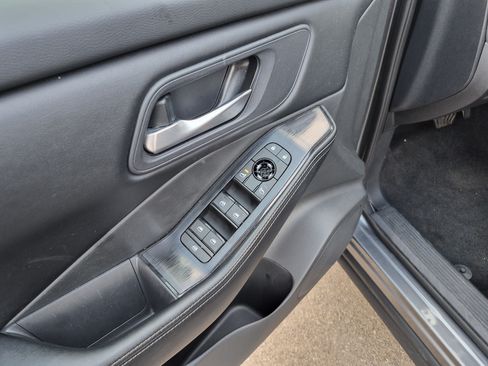 Used 2024 Nissan Rogue SV AWD/4WD image 10