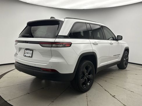 Used 2023 Jeep Grand Cherokee Altitude image 5