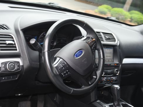 Used 2017 Ford Explorer XLT w/ Equipment Group 202A FWD image 8