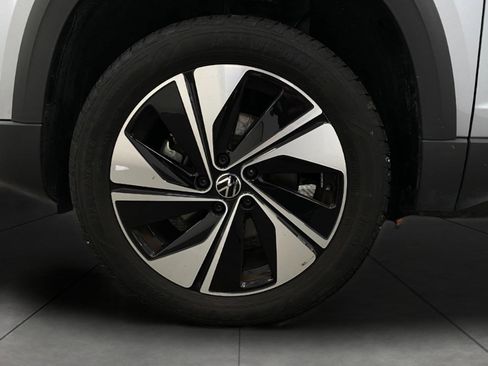 Used 2025 Volkswagen Taos SE AWD/4WD image 12