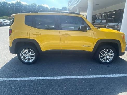 Used 2023 Jeep Renegade Latitude w/ Sun & Fun Group AWD/4WD image 5