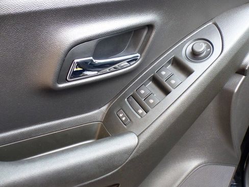 Used 2019 Chevrolet Trax LS image 36