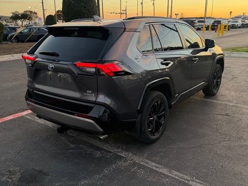 Used 2022 Toyota RAV4 SE image 4