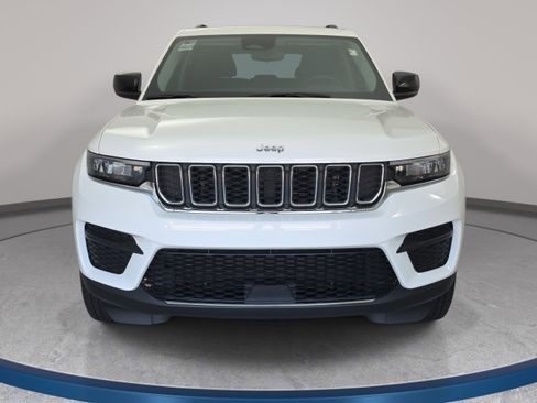 Used 2023 Jeep Grand Cherokee Laredo AWD/4WD image 2