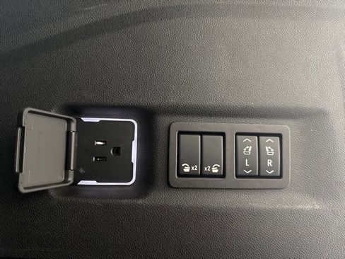 Used 2024 Chevrolet Suburban RST w/ Luxury Package image 35