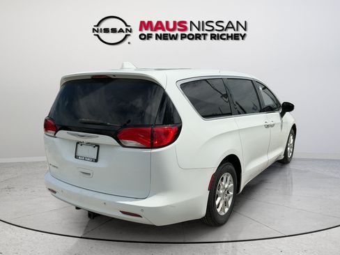 Used 2019 Chrysler Pacifica LX FWD image 9