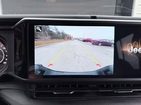 Used 2024 Jeep Gladiator Sport image 16