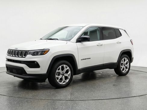Used 2025 Jeep Compass Latitude image 3