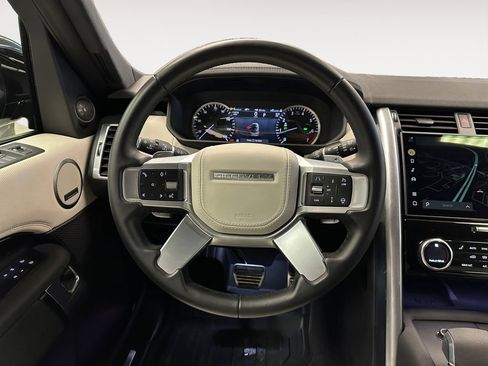 Used 2023 Land Rover Discovery Metropolitan Edition image 12