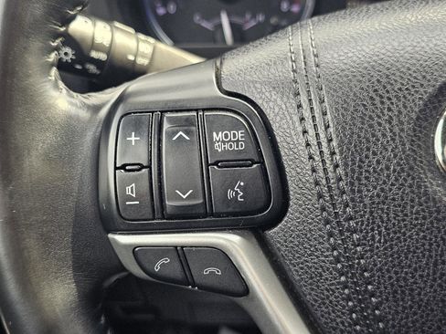 Used 2017 Toyota Highlander SE image 18