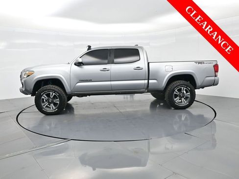 Used 2016 Toyota Tacoma TRD Sport image 10