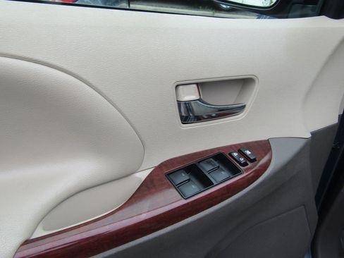 Used 2013 Toyota Sienna XLE FWD image 25