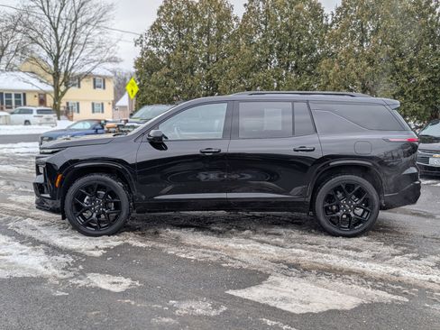 Used 2025 Chevrolet Traverse RS image 12