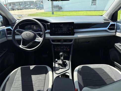Used 2025 Volkswagen Taos SE FWD image 17
