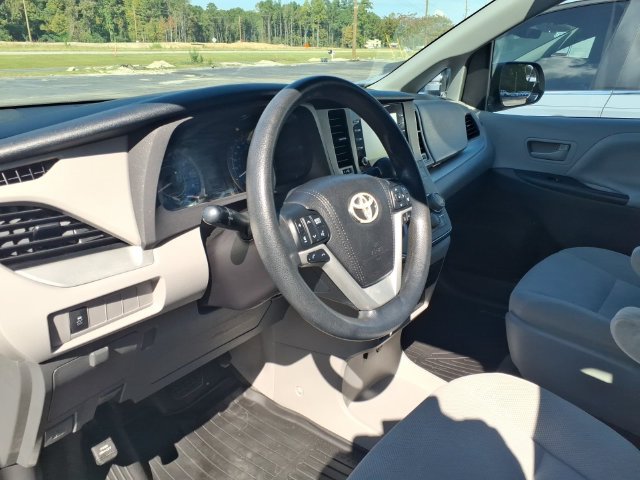 Used 2018 Toyota Sienna L FWD image 13