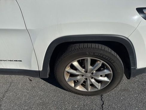 Used 2017 Jeep Cherokee Limited image 2