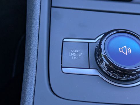 Certified 2025 Volkswagen Tiguan SE FWD image 28